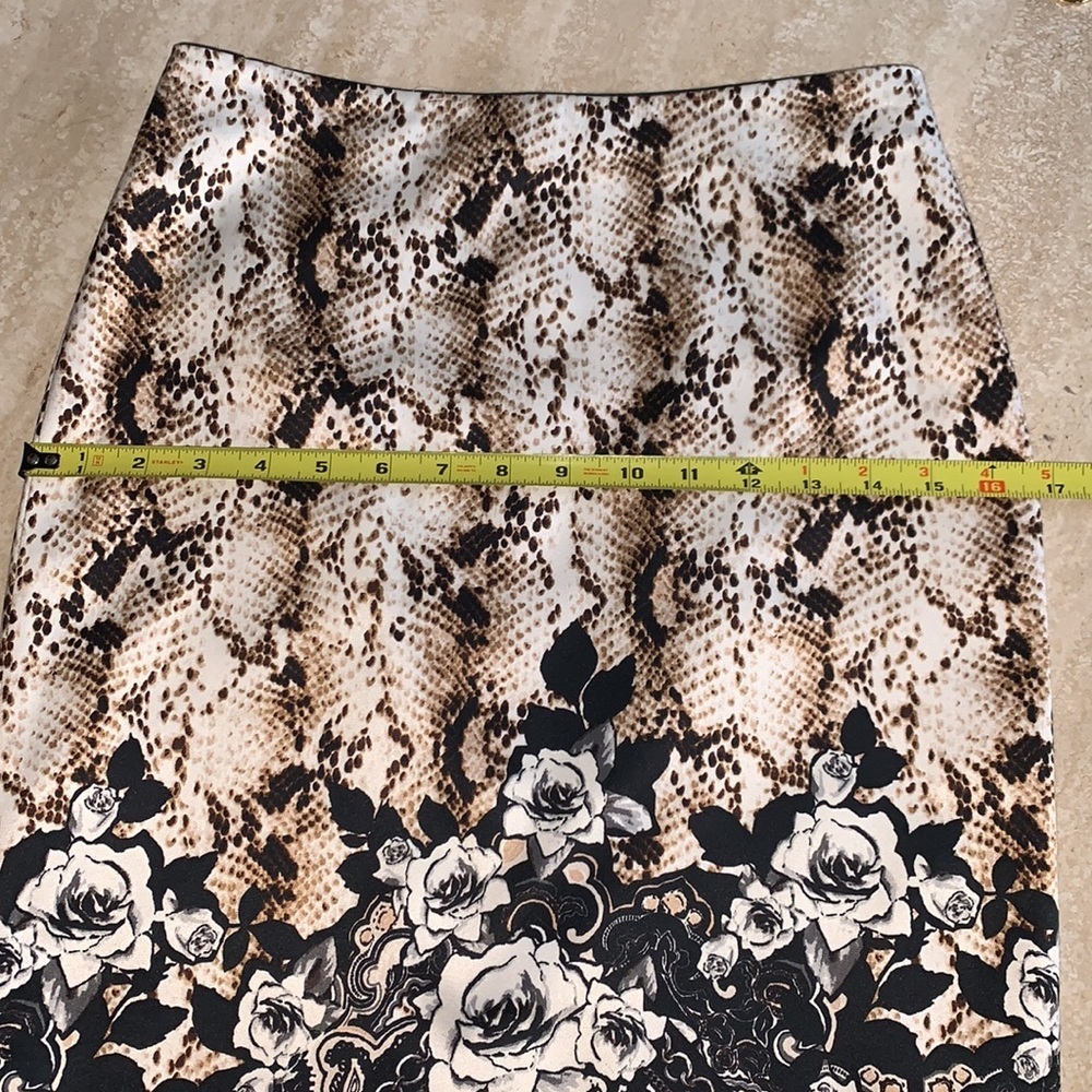 WHITE HOUSE BLACK MARKET WHBM Skirt, black/cream, snake/roses, back zip. 00 - Picture 14 of 17